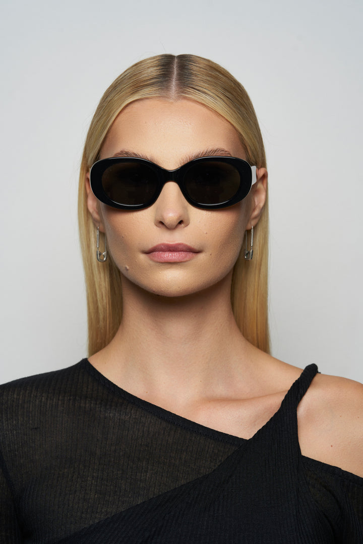Lyna in Gloss Black
